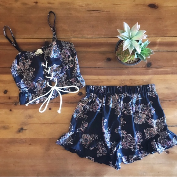 ILLA ILLA Pants - ⭐️NAVY Paisley Two-Piece Set.... So Cute!
